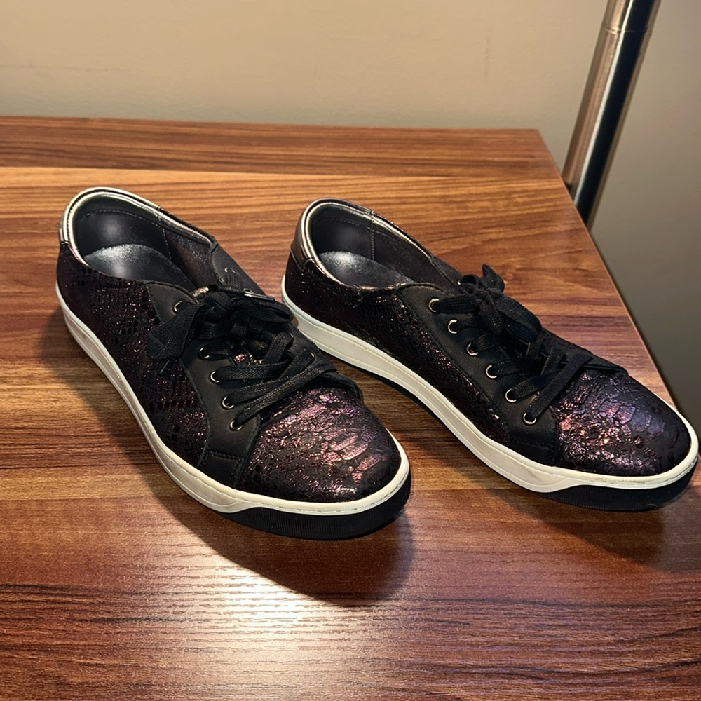 Lightly worn Johnston and Murphy sneakers ￼